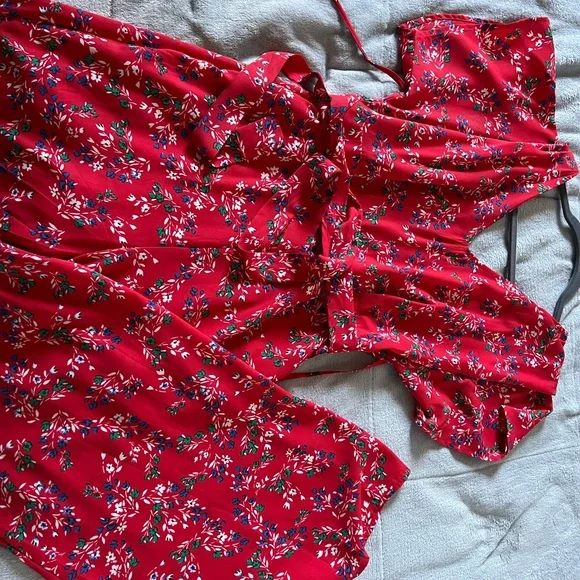 Red floral jumpsuit size small from Francescas boutique- worn once - Picture 3 of 4